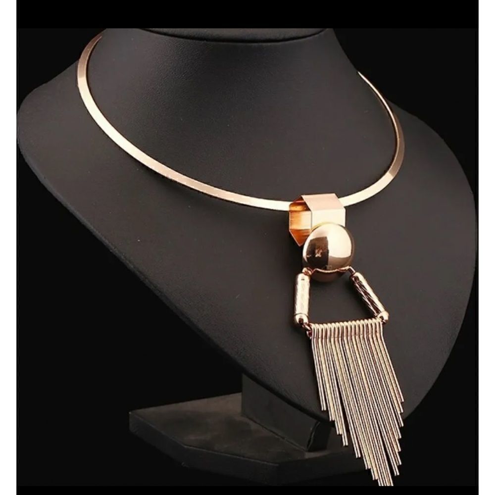 NWT Collar tassel necklace alloy. Beautiful pieces.